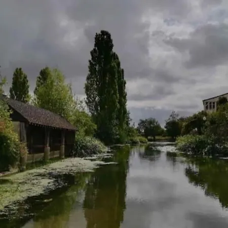 Appartement Rez De Jardin La Chartre-sur-le-Loir Exterior foto